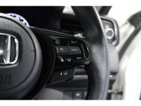 Hondaセンシングの機能のひとつ、アダプティブクルーズコントロール付!アクセルから足を離しても設定したスピードと前車との車間を保ち走行してくれます!車線維持もアシスト☆高速道路で疲労軽減ですね☆