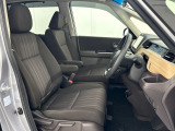 乗降がしやすい運転席。高さが調節できて小柄な方でも運転しやすいポジションをとることができます。