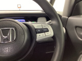 ステアリング右手側に安全運転支援機能のホンダセンシングをコントロールするスイッチ、左手側にオーディオ関連のコントロールスイッチを配置、視線を逸らすことなく運転に集中できます