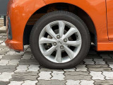 純正アルミホイール。タイヤサイズは155/65R14です。