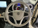 ステアリングから手を離さず、運転に集中したままオーディオ等の操作ができます。