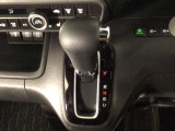 オートマチックシフトレバーは、手になじみ操作しやすい形状で安全運転にもつながります♪