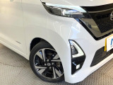 【LEDヘッドライト】悪天候や夜間走行時も良好な視界を確保し安心して運転できる高輝度LEDヘッドライトを装備!点灯速度が早く、消費電力も抑えられています。