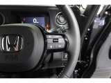 Hondaセンシングの機能のひとつ、アダプティブクルーズコントロール付!アクセルから足を離しても設定したスピードと前車との車間を保ち走行してくれます!車線維持もアシスト☆高速道路で疲労軽減ですね☆