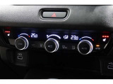 運転席と助手席の温度設定の変更が可能な左右独立タイプのデュアルエアコンです♪♪♪暑がりな人・寒がりな人も誰もが車内を快適にお過ごしいただけます♪♪♪