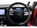 運転中もハンドルでの操作が可能です。特に高速道路等の目が離せない運転時には、便利さだけでなく、安全性も兼ね備えております。