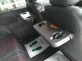 シートバックテーブルを装備しております。