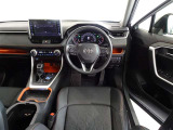 革巻きステアリングで快適な操作性の運転席です。