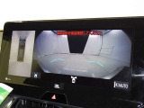 パノラミックビューモニターシステムが付いているので車の上から見た映像が確認できますよ。 一目で車両周辺の情報を確認できますが、直接安全をご確認下さい。