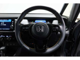運転中もハンドルでの操作が可能です。特に高速道路等の目が離せない運転時には、便利さだけでなく、安全性も兼ね備えております。