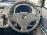 インテリアに合わせたデザインのステアリングは、運転される方のことも考え、運転しやすい形状、大きさです。是非一度、実際に触ってお確かめください。