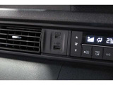 スマートフォンなどの音楽再生が可能なUSB接続ジャック装備車両です♪♪♪