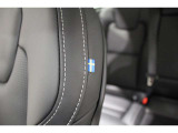 高級感あふれるナッパレザーシートの運転席サイドには、スウェーデン国旗タグが施されています。