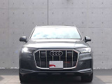 ●一目でAudiとわかる特徴的なシングルフレームグリル・LEDランプ。精悍なフロントマスクからAudiのスマートで上品なブランドを連想させてくれます。女性にも大変ご好評頂いております。