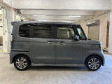 『両側電動スライドドア』 スーパーなどでの狭い駐車場でも乗り降りが楽々♪お子様が隣の車にドアを当ててしまう心配もございません!小さなお子様連れの方もこれで安心