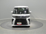 【軽やかで低燃費な2WD】二輪駆動ならではの軽快な走りと経済性が魅力です。精悍なカスタムの表情を大切に仕上げており、日々の通勤やお買い物をスマートにサポートしてくれる一台です。