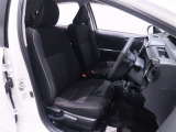 スタイルブラック専用シート表皮のアームレスト付ドライバーズシート。運転席は細かなポジション調性ができるシート上下アジャスター+チルト&テレスコピック調整機能付きステアリング。