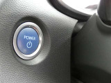 【プッシュスタート】スマートキーを携帯して、ブレーキを踏みながらスタートスイッチを押すだけでエンジンがかけられます。