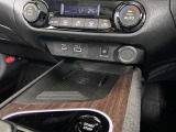 コード不要のワイヤレス充電付きです。