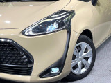 【LEDヘッドライト】悪天候や夜間走行時も良好な視界を確保し安心して運転できる高輝度LEDヘッドライトを装備!点灯速度が早く、消費電力も抑えられています。