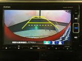 リバースギアに入れるだけで後方の表示へ切り替わります。夜間や雨の日の駐車も楽になりますよ。