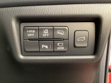 各種機能の切替スイッチは運転席パネル下に集約されています。任意で切り替え可能なため状況に合わせてお使いください。