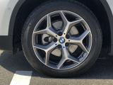 BMW純正18インチホイール。洗練されたデザインで、足元の個性を引き立てます。