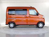 両側パワースライドドア。大きな開口部のスライドドアは、狭い駐車スペースでも乗り降りや荷物の積み下ろしも楽々です。