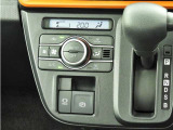 オートエアコンを装備しておりますので、四季を通じて車内を快適な温度に保つことが出来ます!高級感が有りますね!