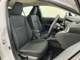 【運転席&助手席】シートは黒を基調にした落ち着いたデザインです。クリーニング済みですので清潔感があり気持ち良く乗っていただけます♪