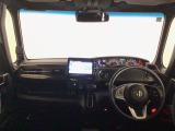 【前方視界】開放的な前方視界!運転がしやすく疲れにくいです♪窓が大きく、見通しがとっても良いおクルマですよ♪