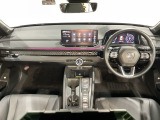 運転時の見やすい位置に、メーターやディスプレーをレイアウト。スイッチ類は着座姿勢を崩さず自然に手が届く位置に配置され、視線や動作の流れを断ち切らない、ストレスフリーで美しい運転動作を可能にします。