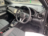 ガラスエリアが広く見晴らしのいい運転席。疲れにくいシートと相まって、安全快適に日常をサポートしてくれます。