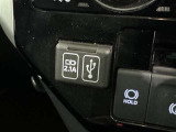 充電用USB端子付き。スマートフォンなどの充電に便利です。