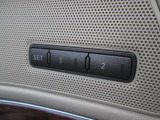 運転席のシートポジションを記憶しておけるメモリーボタン