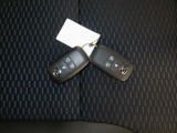 電子キーをポケットやカバンに入れているだけで、ドアの開錠・施錠が行えます。荷物を抱えていてもラクラク開閉です。エンジン始動も行えます。