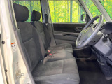 運転席まわりには十分なスペースがあり、大柄な方でもゆったり運転していただける環境です。
