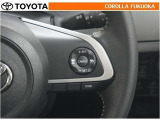 高速道路などを一定の速度で走行したい場合に、スイッチを操作することでアクセルペダルを踏まずに定速走行できます。