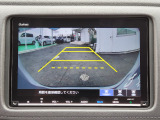 ガイドライン付きバックカメラを装備しているので、慣れない場所での車庫入れも安心です。