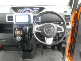 運転席からの視界はこんな感じです☆お気軽にご来店いただき、実際に座って是非お確かめください。ドライバーに寄り添う快適な操作フィールをもたらすステアリングです。