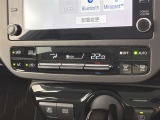 オートエアコンは温度を設定するだけで、自動で風量などを設定してくれます。運転しながら操作も必要ないので、安全性も向上します。