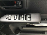 パワーウィンドウやドアミラーのスイッチ等は運転席右側へ集中してます