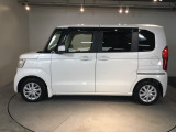 狭い駐車場でも、スライドドアならチャイルドシートへのお子さまの乗降や荷物の積載もスムーズ。とても便利な【両側電動スライドドア】ドアハンドを少し引くだけでリアドアが自動開閉します。