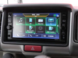 純正7インチナビは、地デジTV、AM/FM、Bluetooth Audio、SDカード(音楽F再生/動画F再生)、CD再生/録音、ハンズフリーフォン、スマホ連携、AUXなどに対応します。