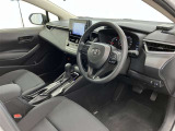 【運転席&助手席】シートは黒を基調にした落ち着いたデザインです。クリーニング済みですので清潔感があり気持ち良く乗っていただけます♪