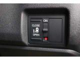 リア左側はパワースライドドアで、開閉には運転席のスイッチ、またはスライドドアのドアハンドルを少し引くだけで自動開閉します。