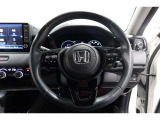 運転中もハンドルでの操作が可能です。特に高速道路等の目が離せない運転時には、便利さだけでなく、安全性も兼ね備えております。