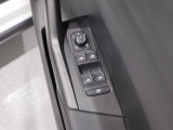 全席パワーウインドウと電動ドアミラー調整機能を装備。運転席に操作系を集約したレイアウトです。
