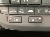 運転席と助手席にはシートヒーターが付いています☆寒い時期に腰周りを温めてくれるので体全体が温まりやすいのは勿論、暖房と違い顔に風が当たらないので、乾燥肌やドライアイの方でも大丈夫☆