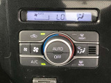 オートエアコンは温度を設定するだけで、自動で風量などを設定してくれます。運転しながら操作も必要ないので、安全性も向上します。